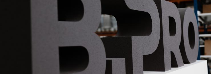 B.PRO Logo aus Schaumstoff in Produktionshalle